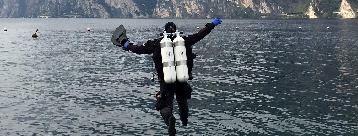 Gaetano Guarnaccia, istruttore Bolzano Sub, si tuffa nel lago di Garda con l'attrezzatura indossata. Diventare subacquei nel migliore dei modi